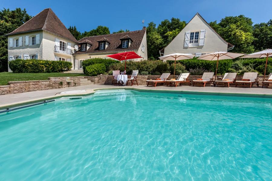 bâtiment principal au bord de la piscine