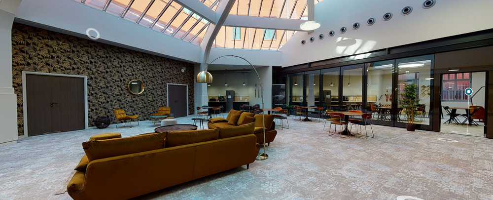 Notre Grand Espace Événementiel de 300 m² est conçu pour accueillir vos événements de grande envergure dans un cadre lumineux et flexible. Réservable à la demi-journée ou à la journée, cet espace peut recevoir jusqu’à 200 personnes.