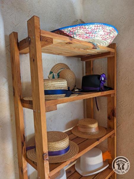 Gîte de la Collonge à Affoux, en Haut Beaujolais, dans le Rhône : collection de chapeaux.