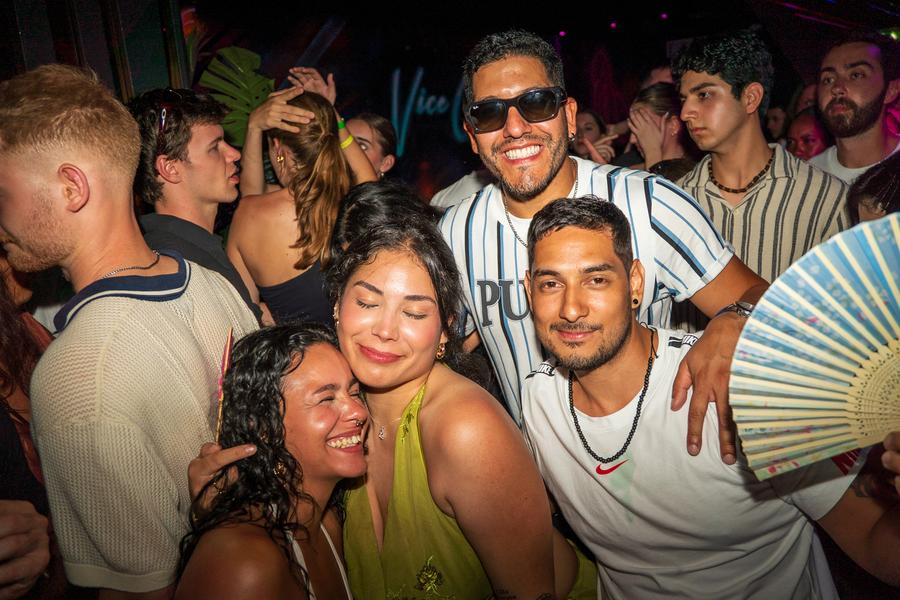 Ambiance détendue et sociale dans un bar de Nice lors du Yellow Pub, favorisant les échanges et la découverte de la nightlife locale.