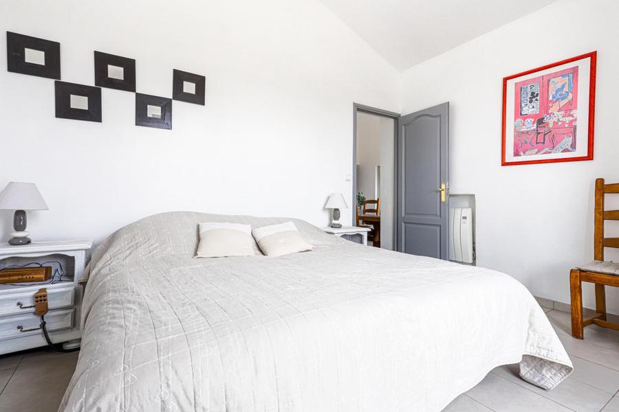 Gîte Le Clos du Noyer Renard-Chambre avec Terrasse : 2 lits 1 pers. électriques pouvant former 1 lit en 180cm) et un lit escamotable en 90cm-La Gaude-Gîtes de France Alpes-Maritimes 