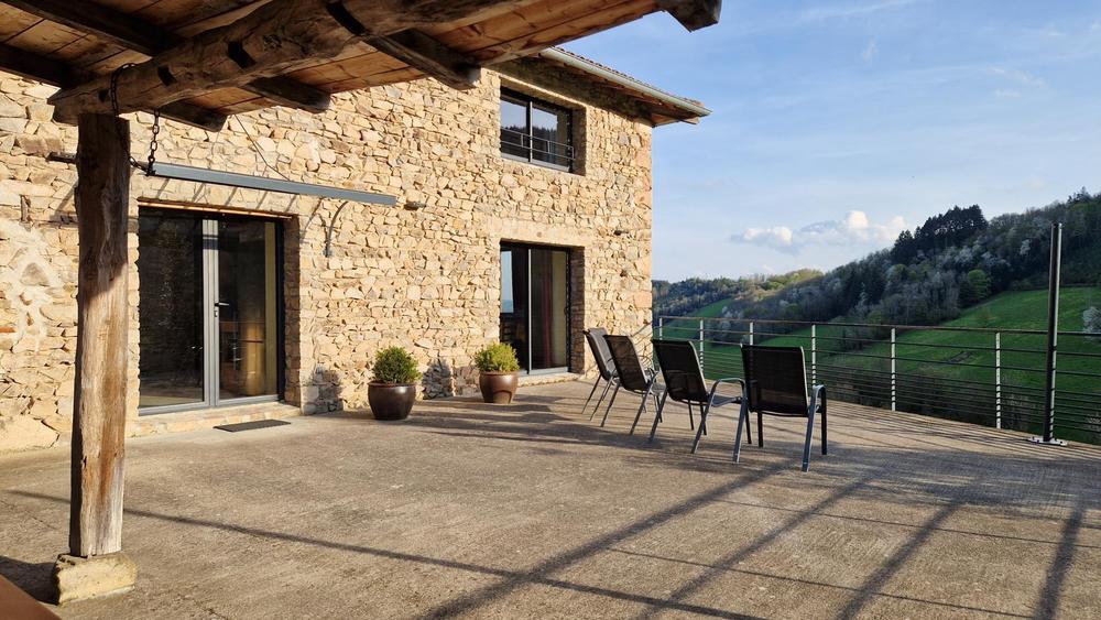Gîte du Grand Peisselay à VALSONNE (Rhône - Beaujolais Vert) : La terrasse de 100 m² vue de l\'abri qui fait 20 m²
