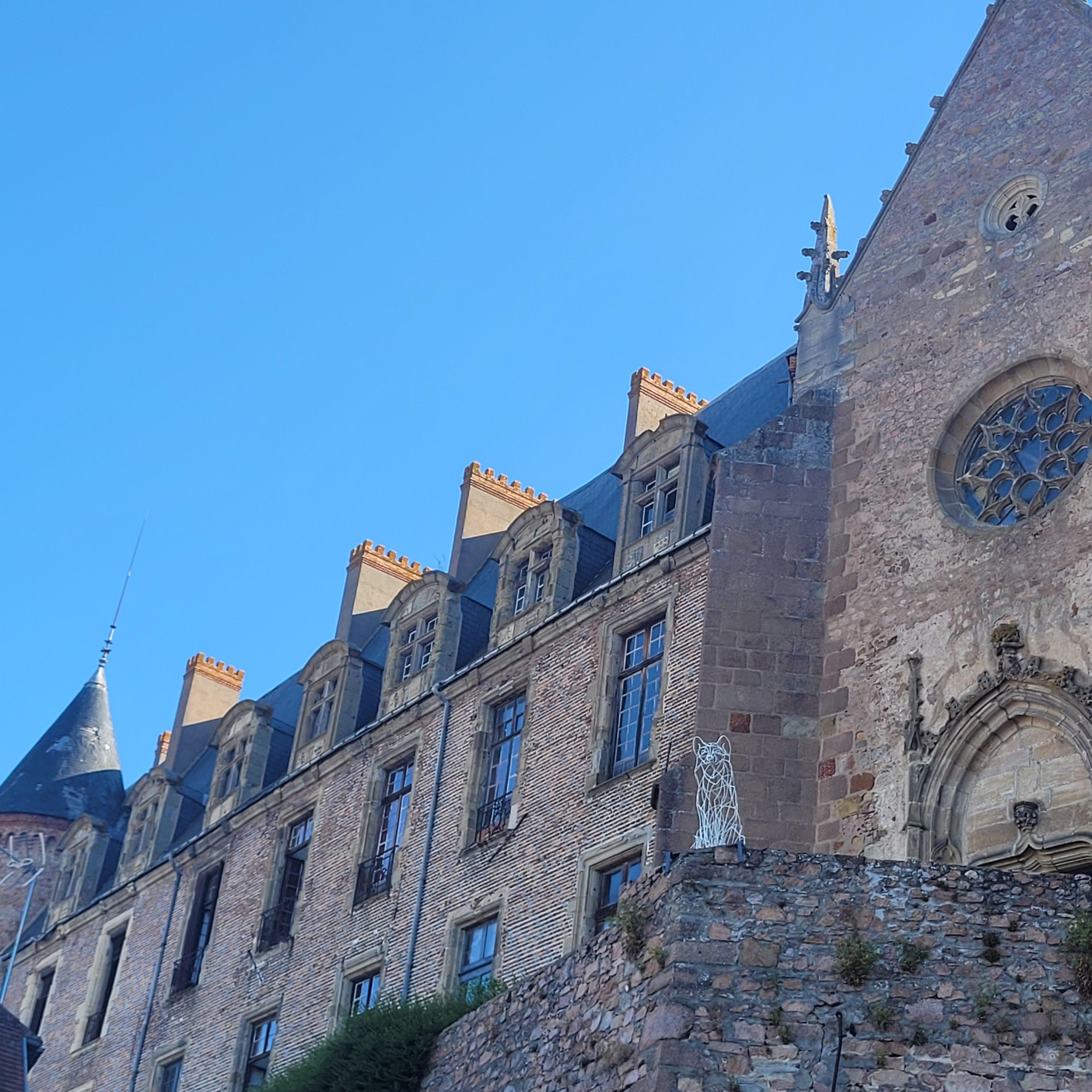 Visite dans les coulisses de Lapalisse et son exposition d'art contemporain