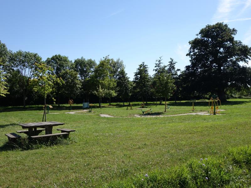 Aire de fitness et table de pique-nique