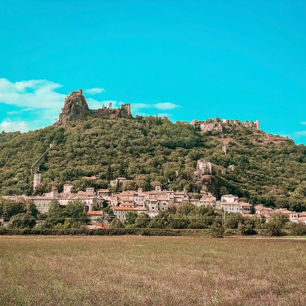 Vue du village et château de Rochemaure