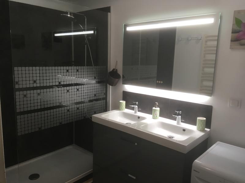 Salle de bain avec douche à l'italienne et lavabo double vasques