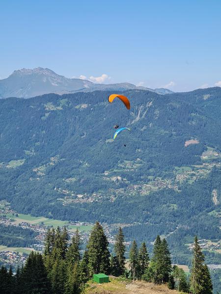 Décollage du plateau des Saix en été_Samoëns