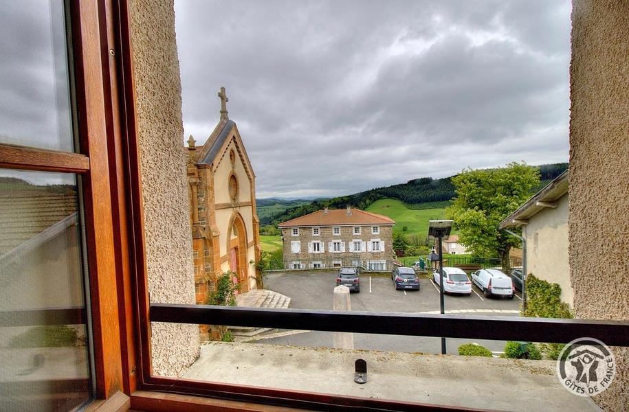 Grand Gîte communal - 15 personnes à Affoux - centre du village, en Haut Beaujolais, dans le Rhône : Vue sur le village depuis le Dortoir - 6 personnes - 1er étage.