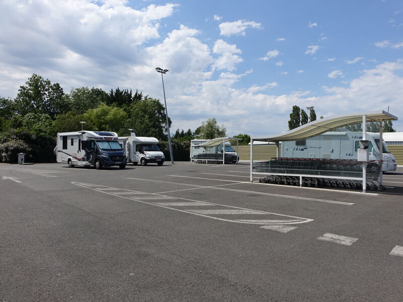 Vue du parking avec des camping-cars
