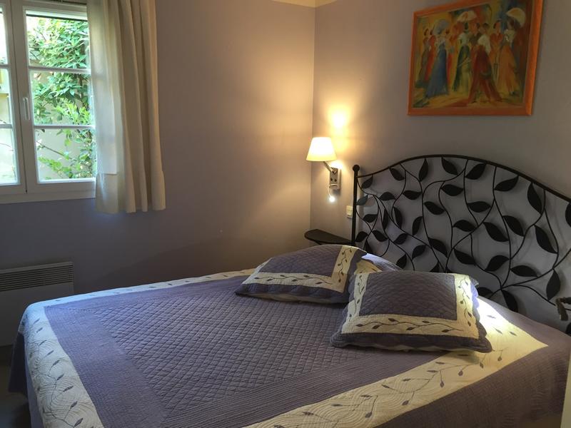 Grande chambre avec lit double