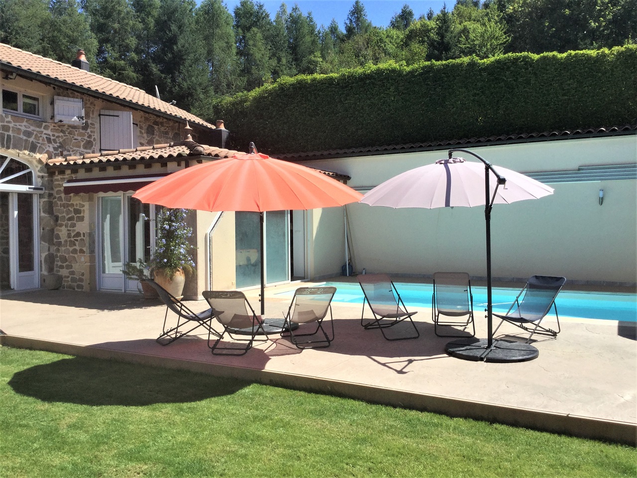 Gîte avec piscine privée 'Le Paradis Perdu' à Saint Igny de Vers (Rhône - Beaujolais Vert, limite Saône-et-Loire): la piscine découverte en été.