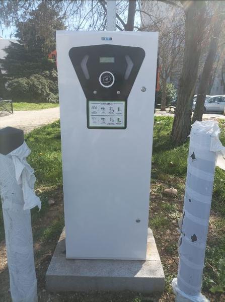 Borne de recharge pour véhicules électriques - Place Saint-Pierre