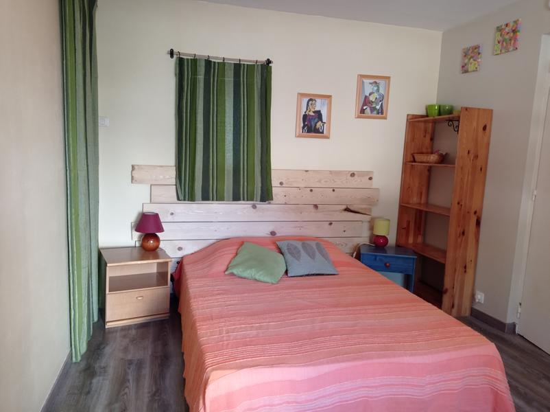 Chambre avec lit double et lits superposés