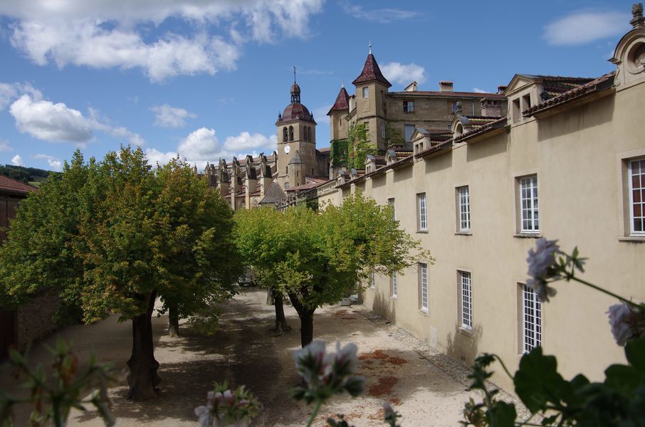 Grande Cour - Saint-Antoine-l'Abbaye