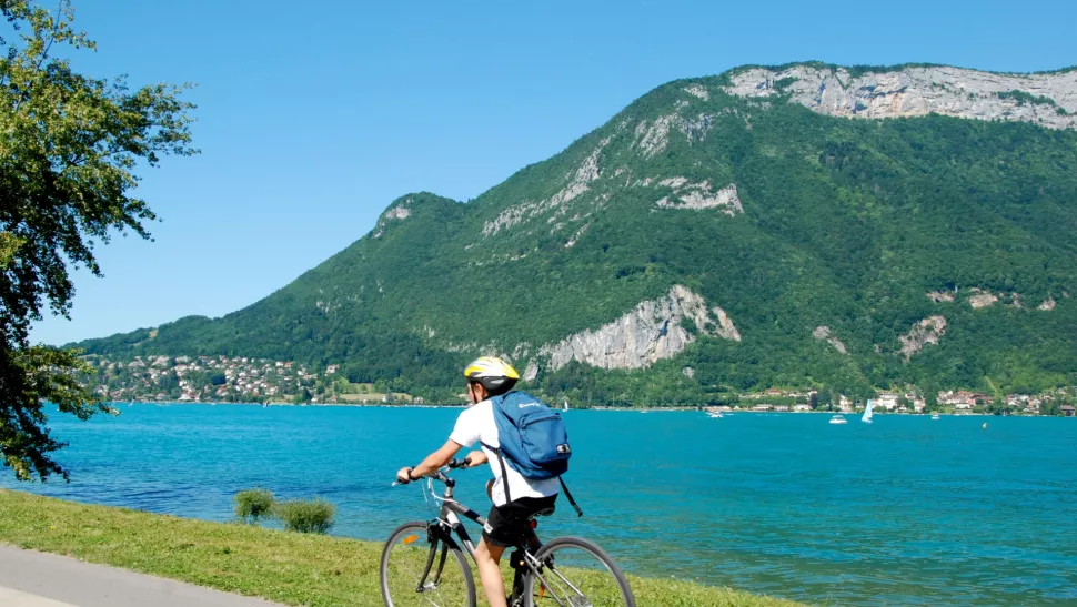 Cycliste sur les rives du lac d'Annecy