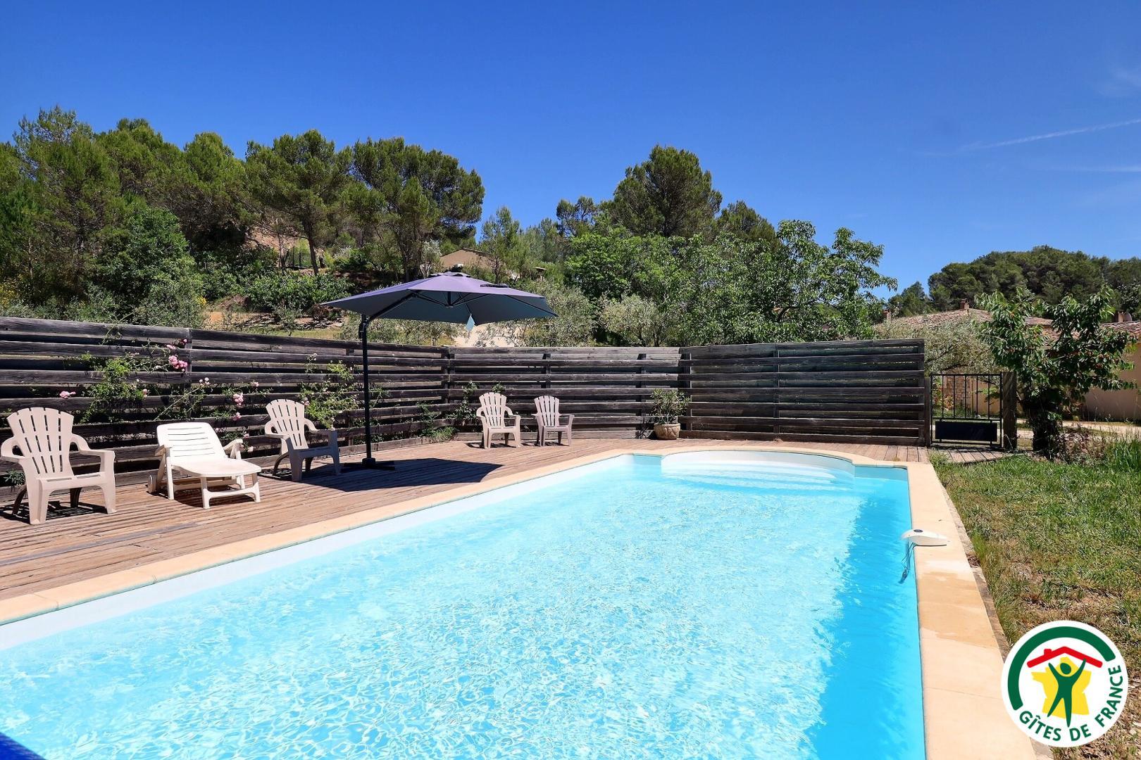 Piscine à partager (10x4m, profondeur 1m4) ouverte de mai à fin septembre, horaire d'ouverture de 10h à 20h.