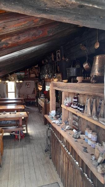 Intérieur salle de restauration Refuge Auberge de Bellecombe