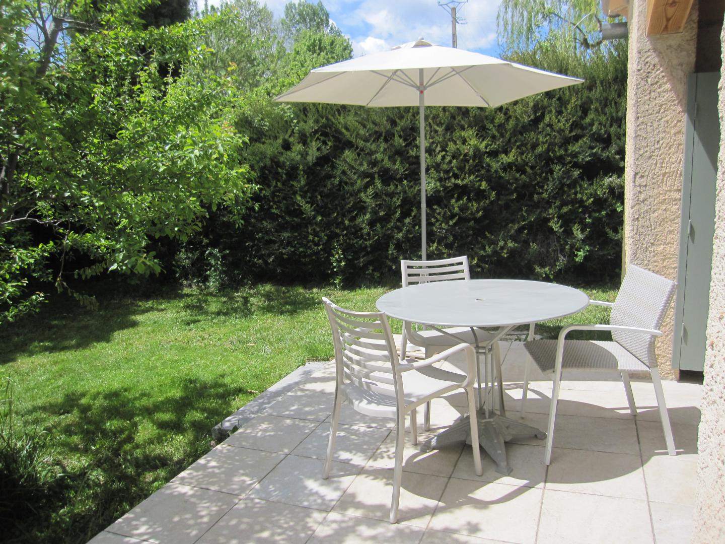Terrasse exposée au sud, vers le jardin.