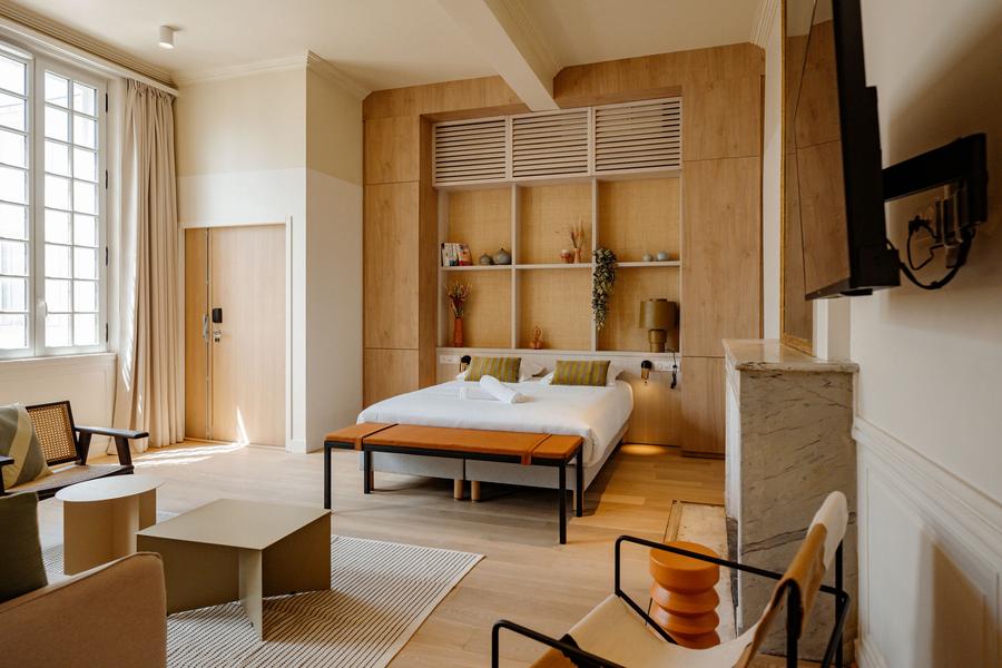 une pièce avec lit double et espace salon.