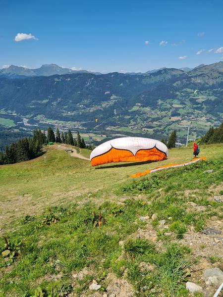 Décollage du plateau des Saix en été_Samoëns