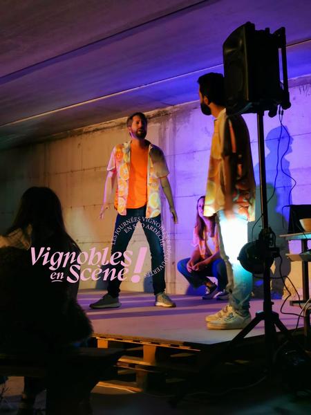 Vignobles en Scène : Spectacle dimprovisation au domaine du Colombier_Vallon-Pont-dArc