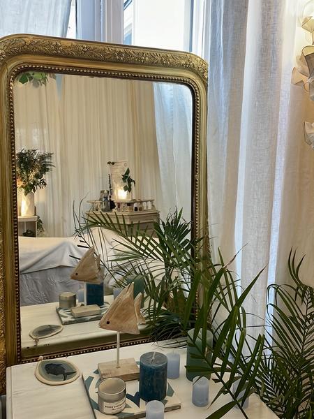 Un grand miroir doré.