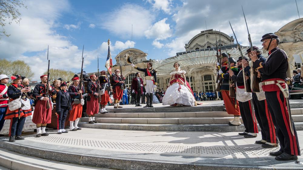 D&eacute;fil&eacute; dans&eacute; en costume et musique second Empire