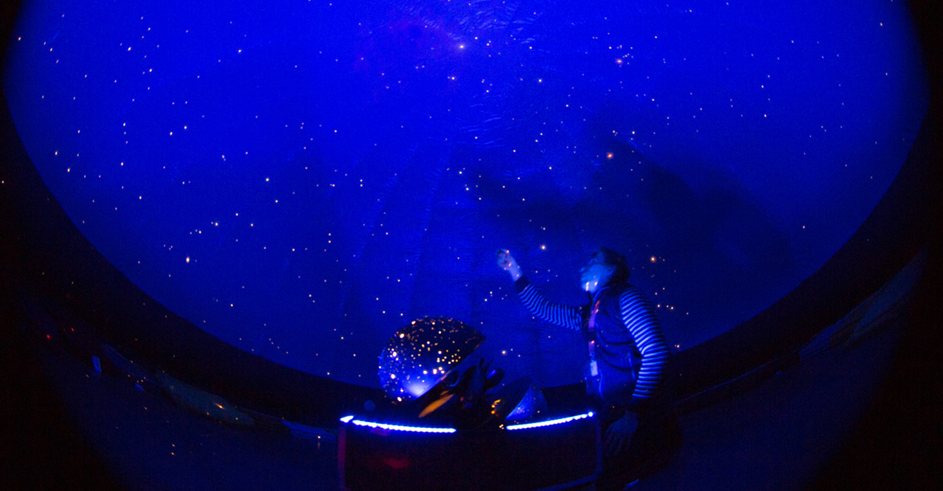 Un médiateur sous le planétarium