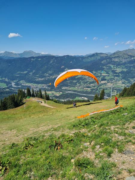 Décollage du plateau des Saix en été_Samoëns
