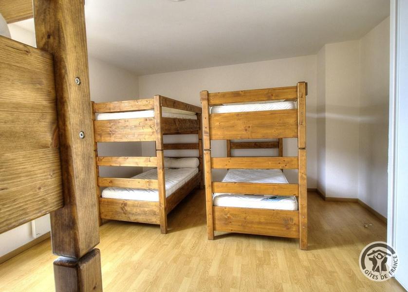 Grand Gîte communal - 15 personnes à Affoux - centre du village, en Haut Beaujolais, dans le Rhône : Dortoir - 6 personnes - 3 lits superposés au 1er étage.