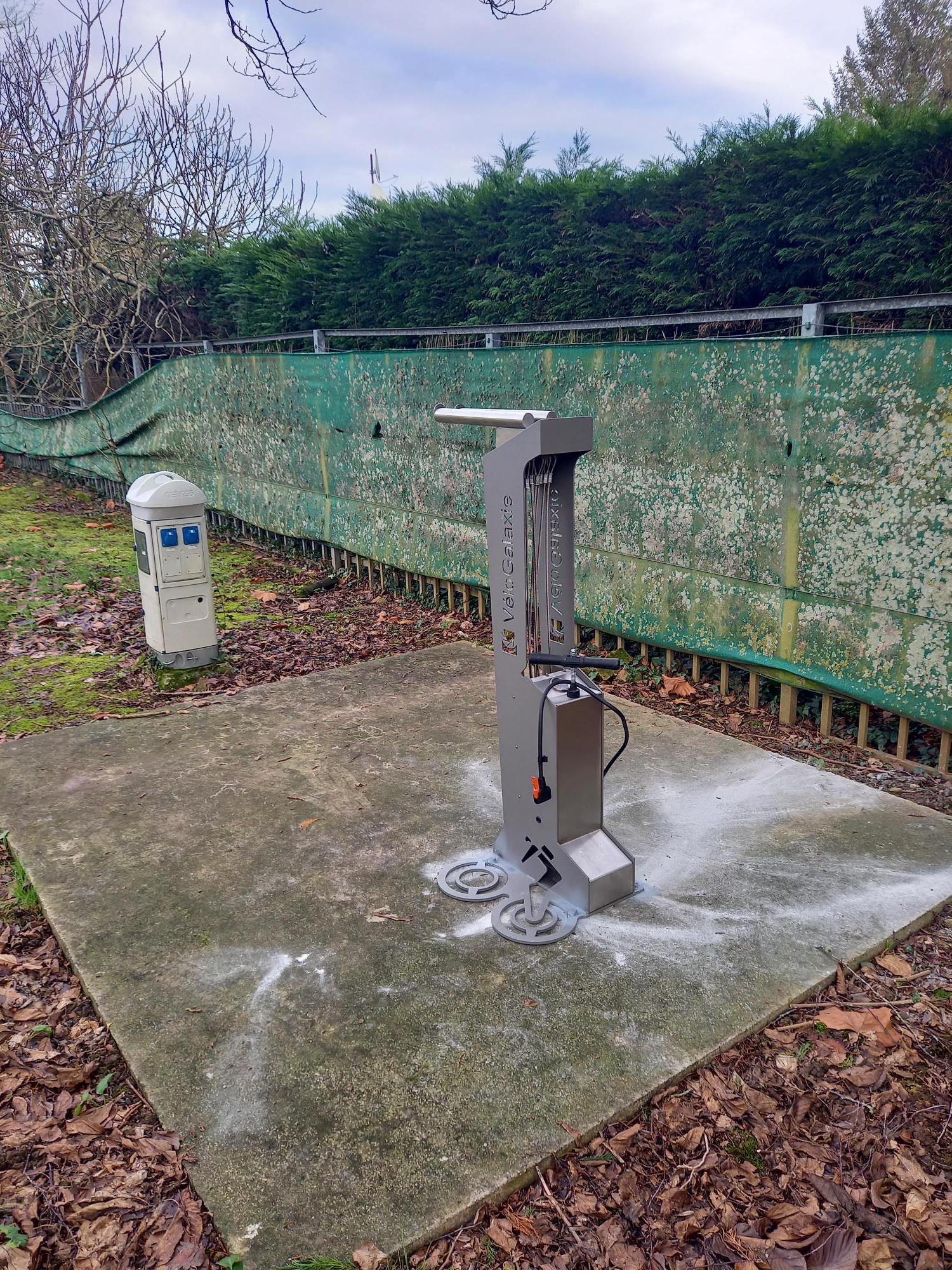Station de réparation et de gonflage pour vélo - Jardin des Capucins