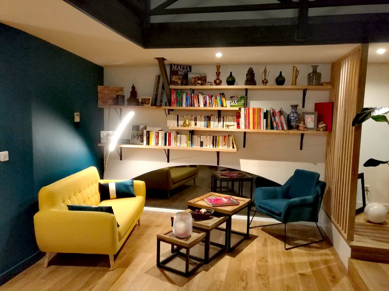 Coin lecture face à la cheminée