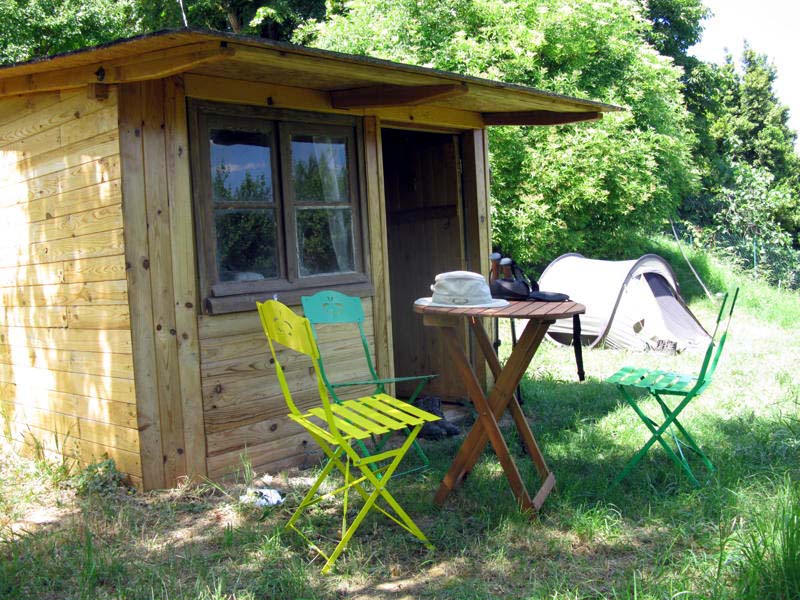 Cabane et coin camping