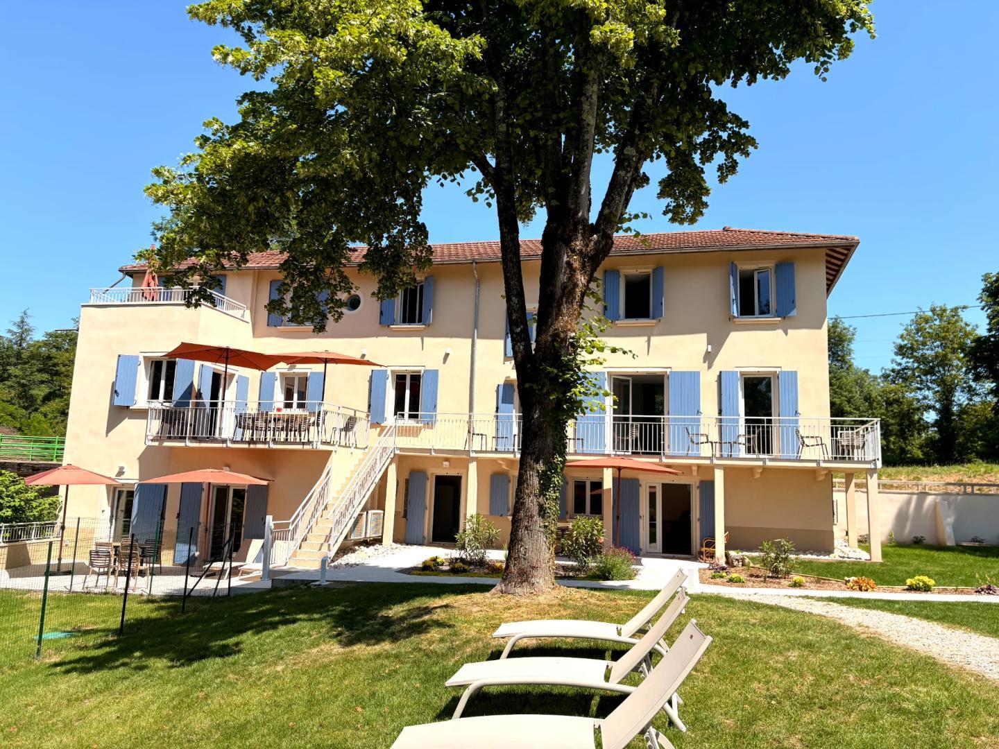 Le gîte de LYONNE est au RDC à gauche des escaliers.
Le gîte GAÏA est en rez-de-jardin à droite et le gîte LES FEES à l'étage