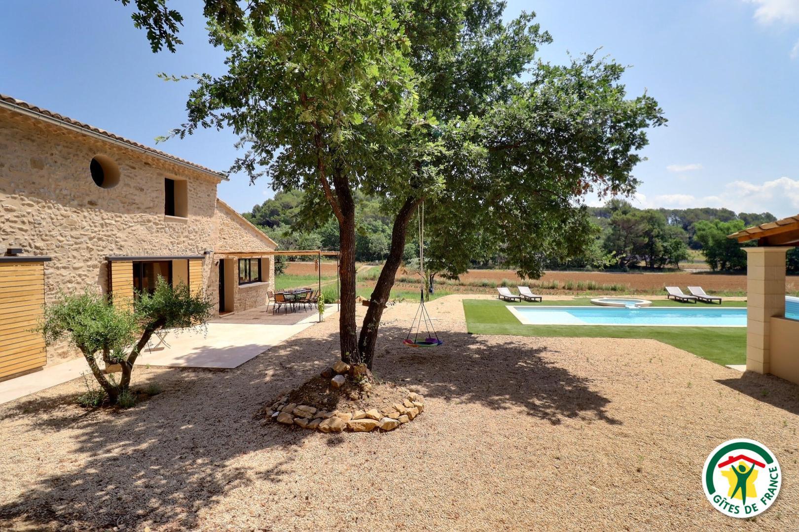 Profitez du climat provençal pour vous baigner dans cette piscine sécurisée