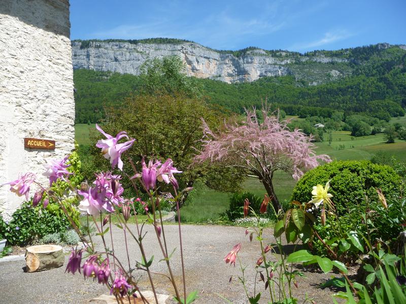 L'extérieur du gîte le Préfolet à Saint Martin en Vercors avec vue sur les falaises
