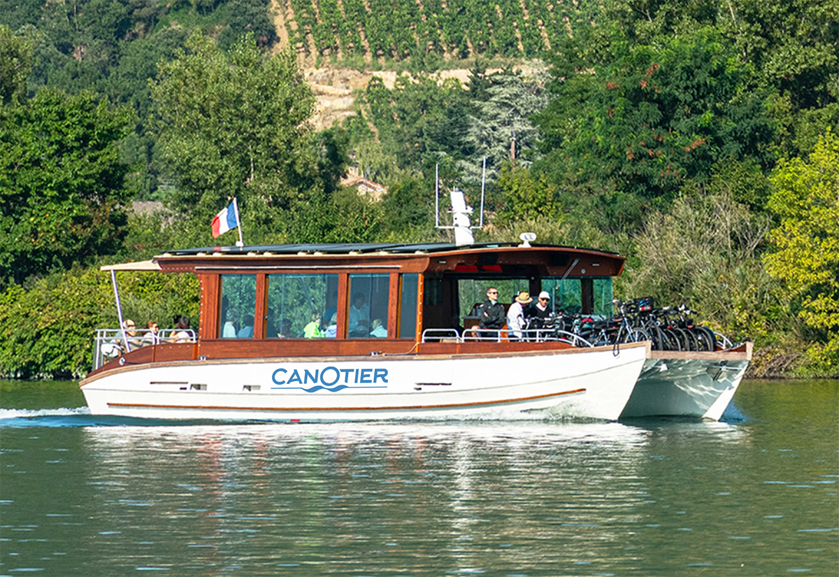 bateau devant vignes saint jo 2023