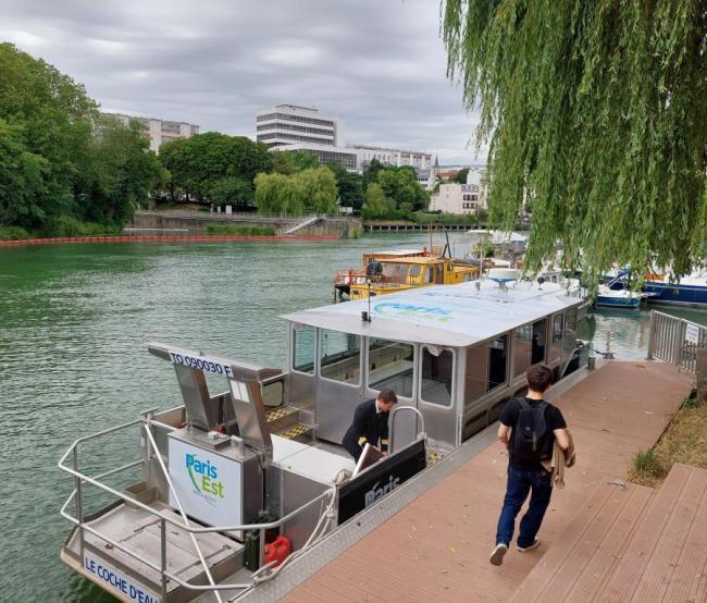 Marne Bois Bateau-Bus à quai 