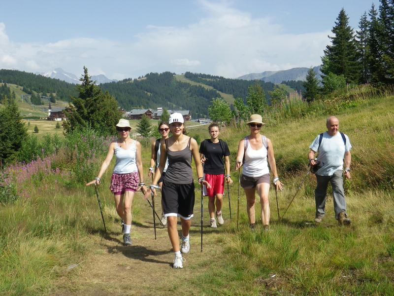 Groupe pratiquant la marche nordique