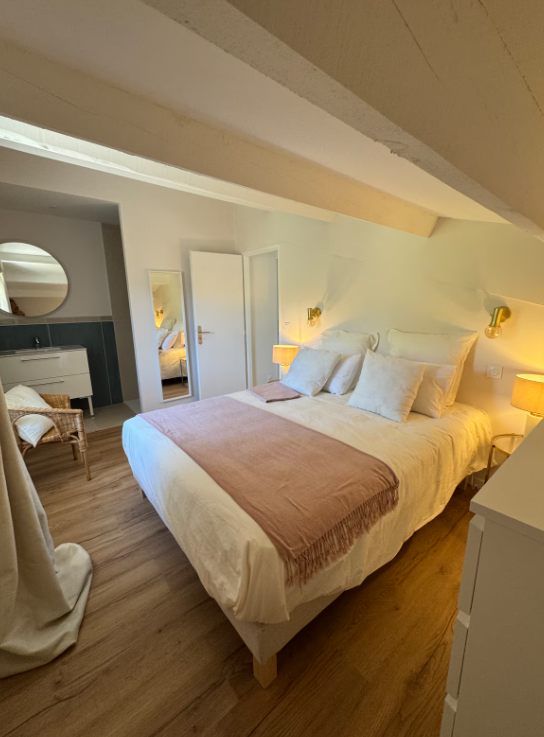 Maison avec grand jardin, piscine et tennis privé