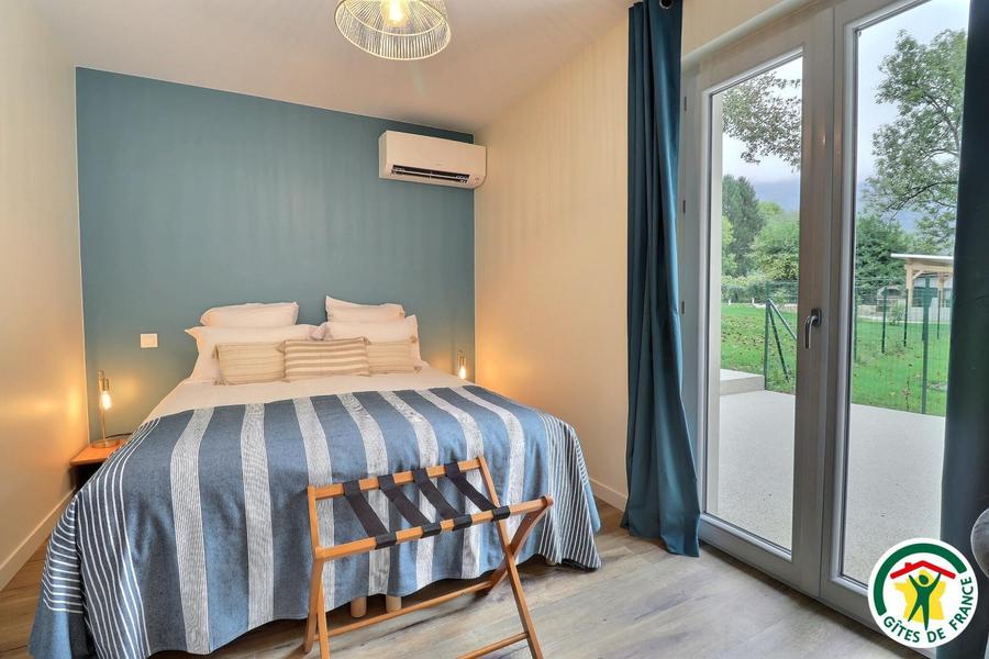 Chambre AURORE : un lit double (1x160), accès direct à la terrasse privative