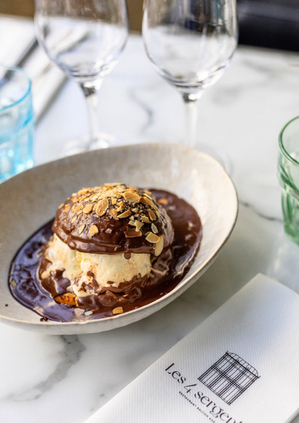Profiterole au chocolat.