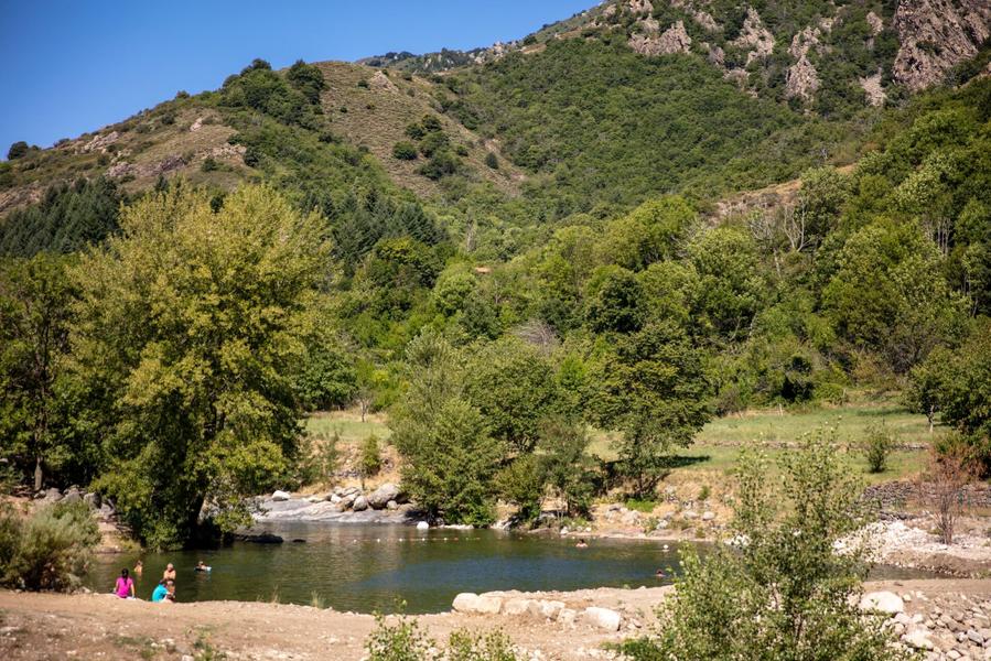 La Souche - Plan d'eau avec des baigneurs en été ©sourcesvolcans