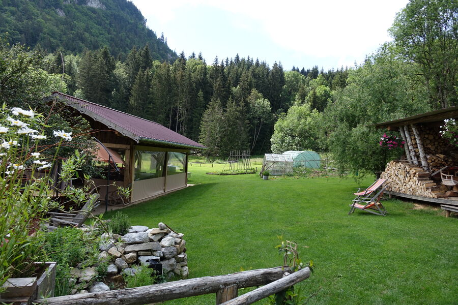 La terrasse et ses tables d'hôtes