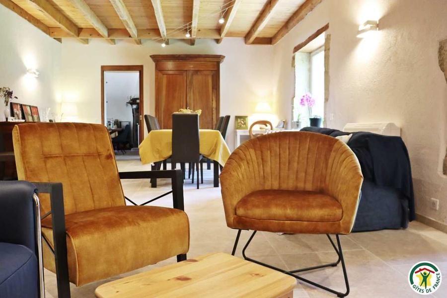 La pièce commune : coin salon, détente, piano et salle de petit déjeuner La pièce commune : coin salon, détente, piano et salle de petit déjeuner