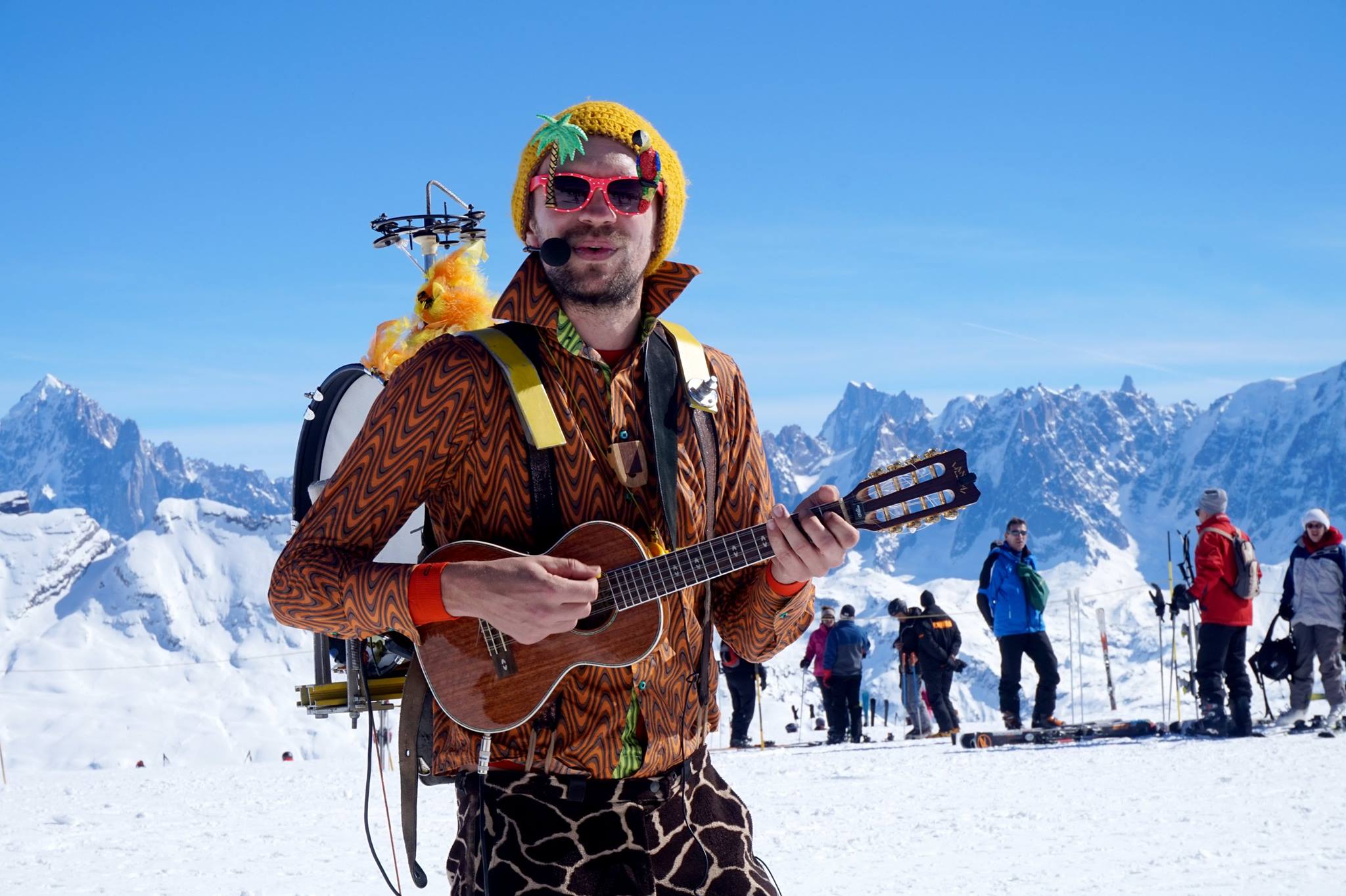 M. Girafe devant le Mont blanc