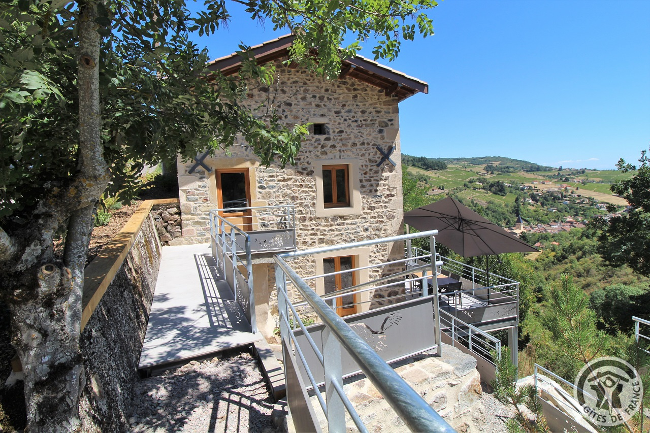 Gîte du Château St Jean à Beaujeu - Rhône , Vignobles Beaujolais (séjour bien-être avec bain nordique) : l'accès au gîte se fait par un plan incliné.