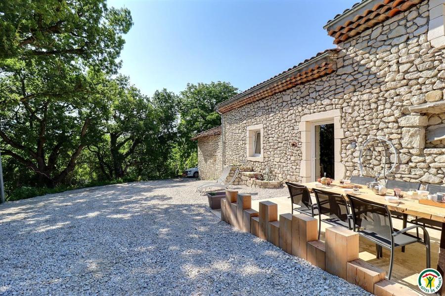 Terrasse privative et entrée du gîte