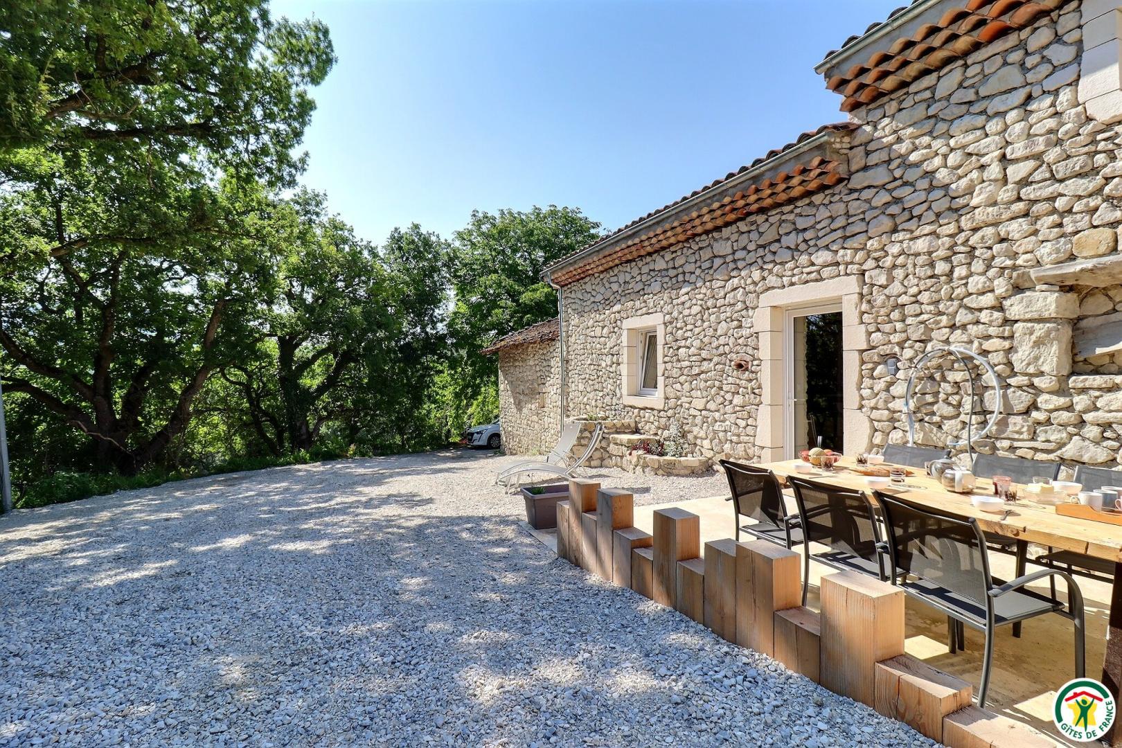 Terrasse privative et entrée du gîte