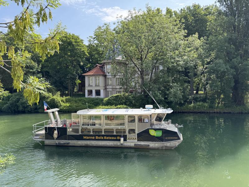 Marne Bois Bateau-Bus sur la Marne devant l'Île Fanac 